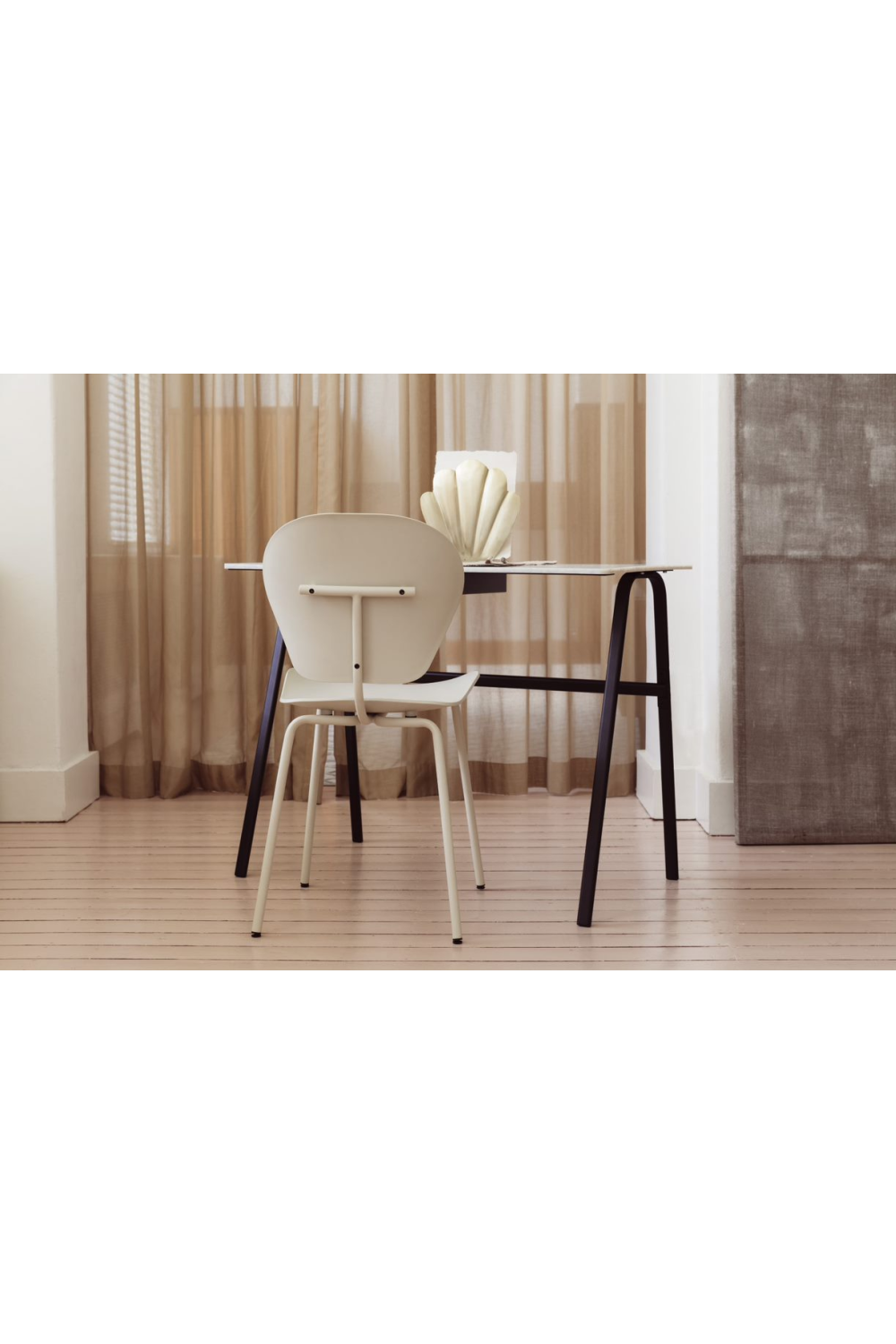 Minimalist Molded Dining Chair (2) | Zuiver The Ocean | OROA.com