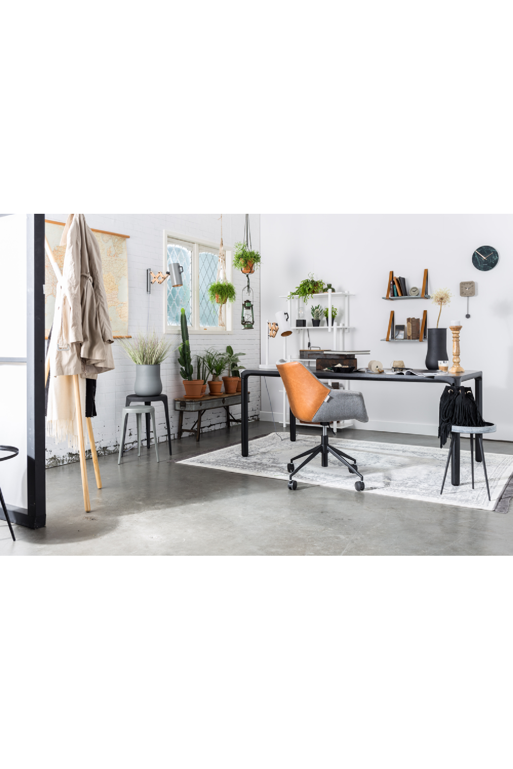 Lacquered Wood Dining Table (S) | Zuiver Storm | OROA.com