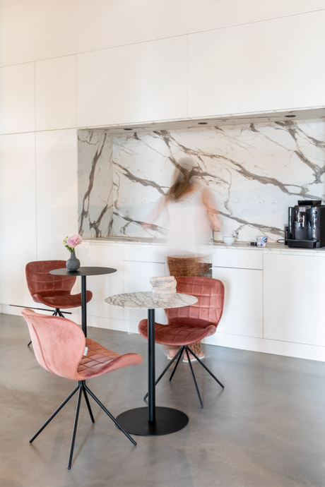 Black Pedestal Bistro Table | Zuiver Snow | OROA.com