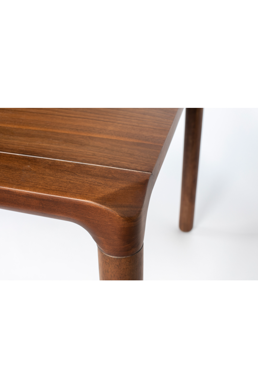 Lacquered Wood Dining Table (S) | Zuiver Storm | OROA.com