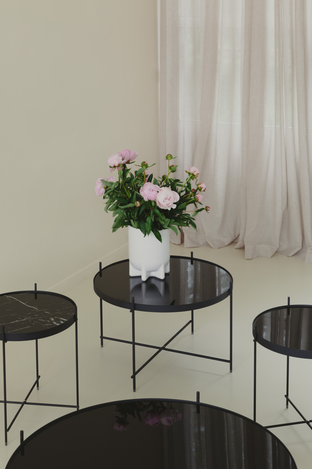 Round Framed Side Table (XXL) | Zuiver Cupid | OROA.com