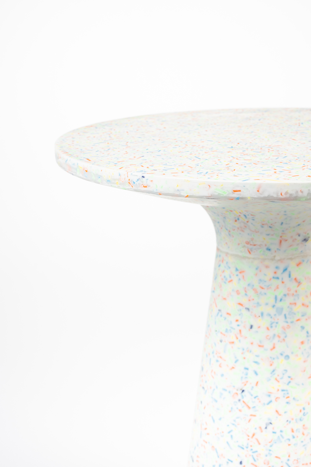 Pedestal Indoor/Outdoor Side Table | Zuiver Victoria  | OROA.com