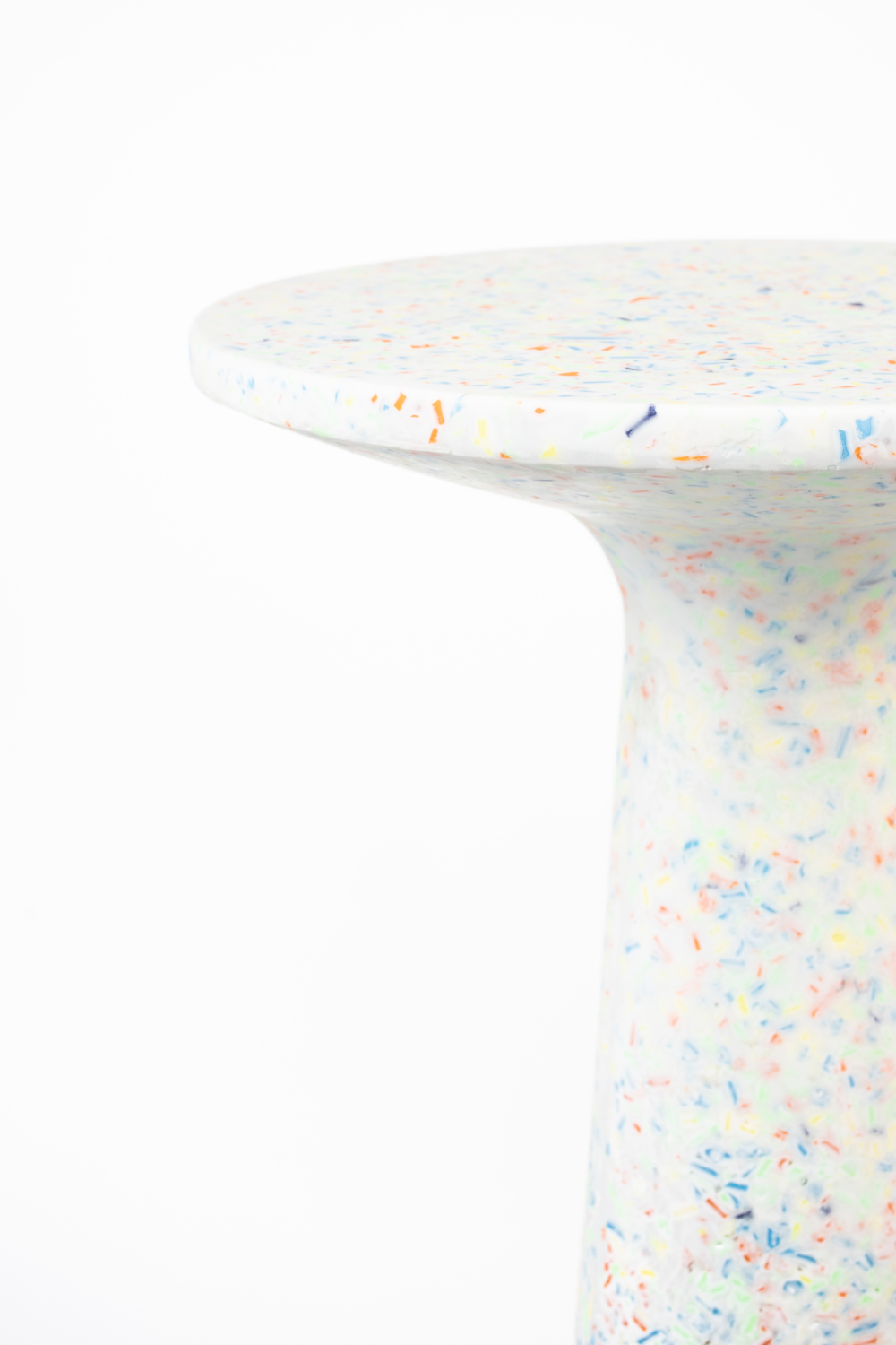 Pedestal Indoor/Outdoor Side Table | Zuiver Victoria  | OROA.com