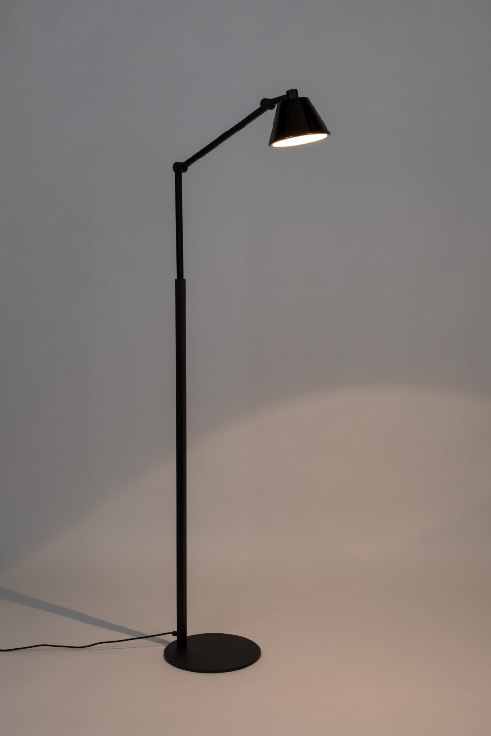 Black Task Floor Lamp | Zuiver Lub | OROA.com