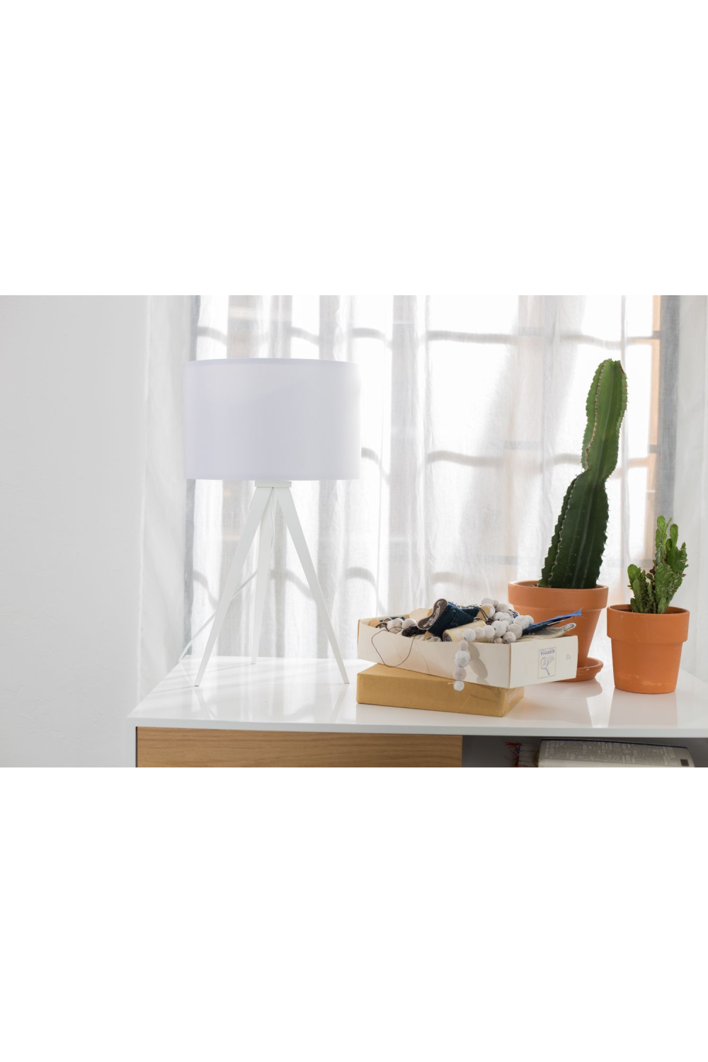 White Metal Table Lamps (2) | Zuiver Tripod | OROA.com