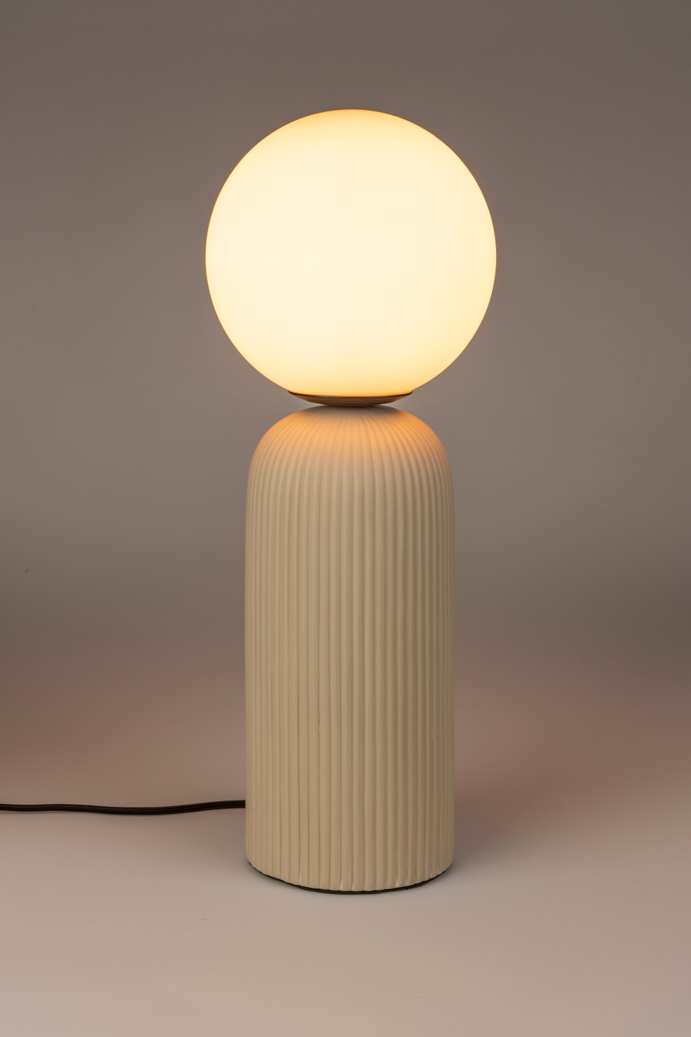 Beige Fluted Ceramic Table Lamp M | Zuiver Dash | OROA.com