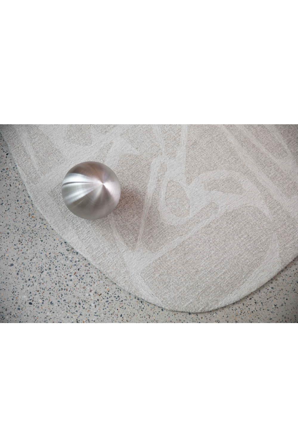 Organic-Shaped Wool Rug 5' x 7'5" | Zuiver Forms | OROA.com