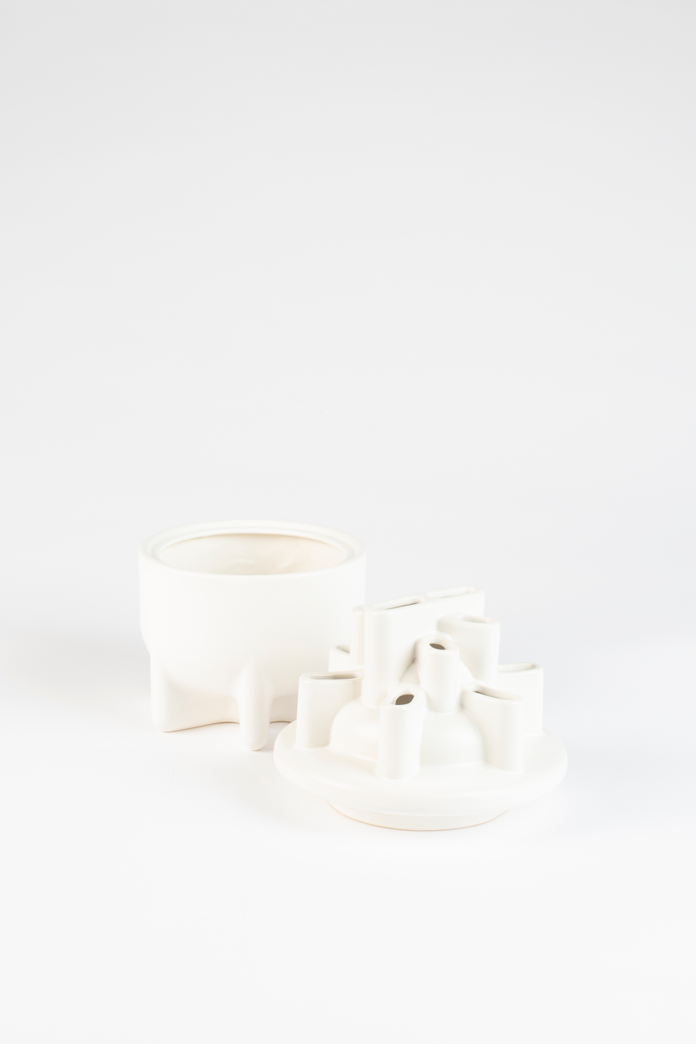 White Ceramic Modern Vase | Zuiver Bassin | OROA.com