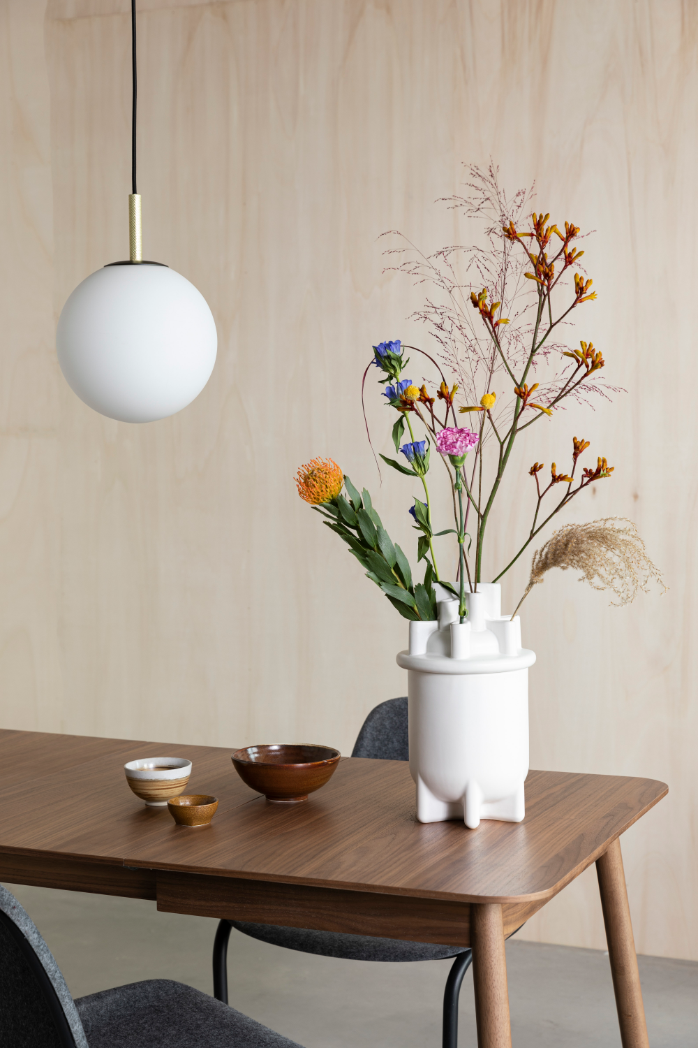 White Ceramic Modern Vase | Zuiver Bassin | OROA.com