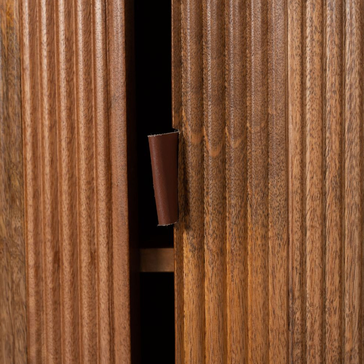 Round Mango Wood Dining Table | OROA Modern Izola | Oroa.com