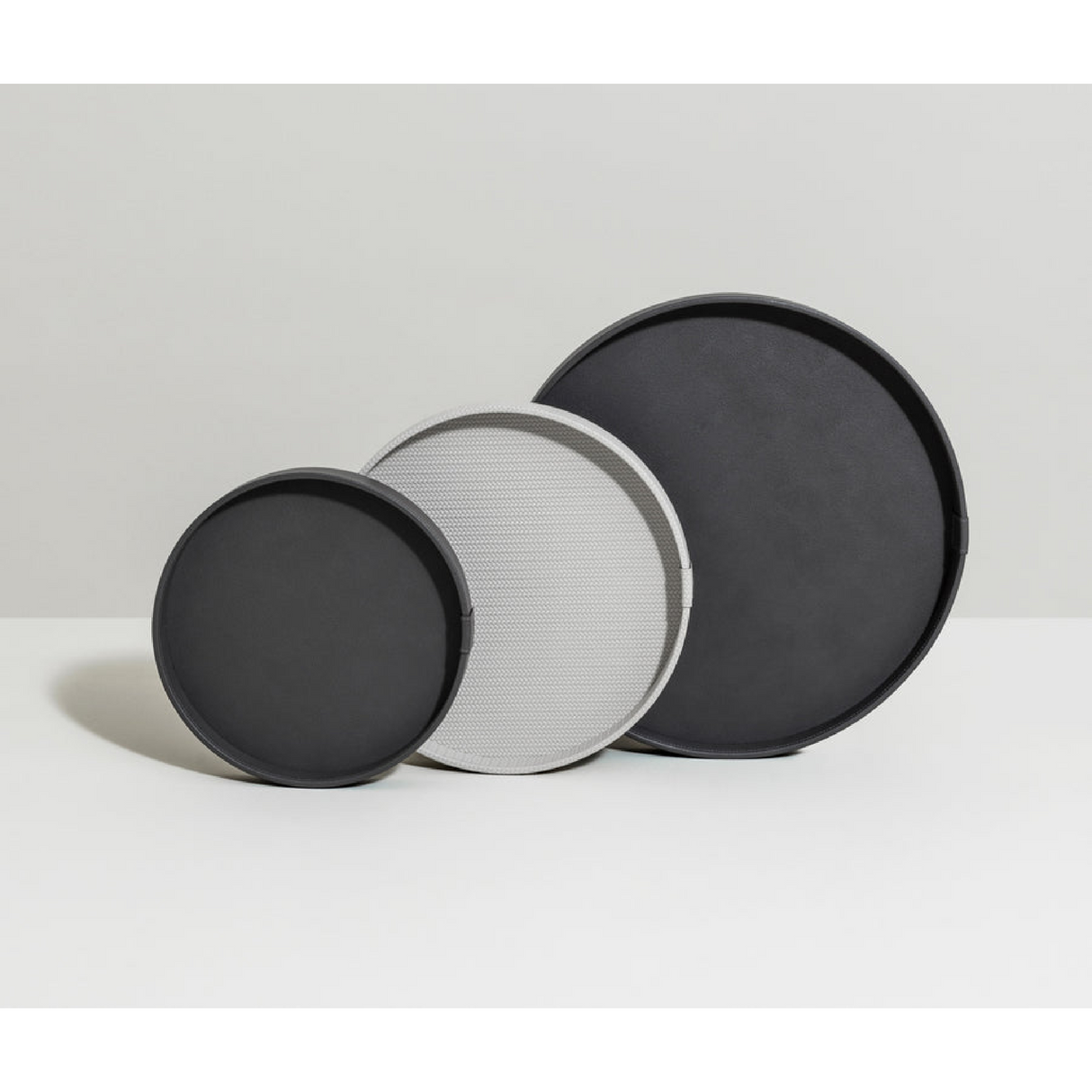 Calfskin Leather Round Tray | Pinetti Gea | OROA.com
