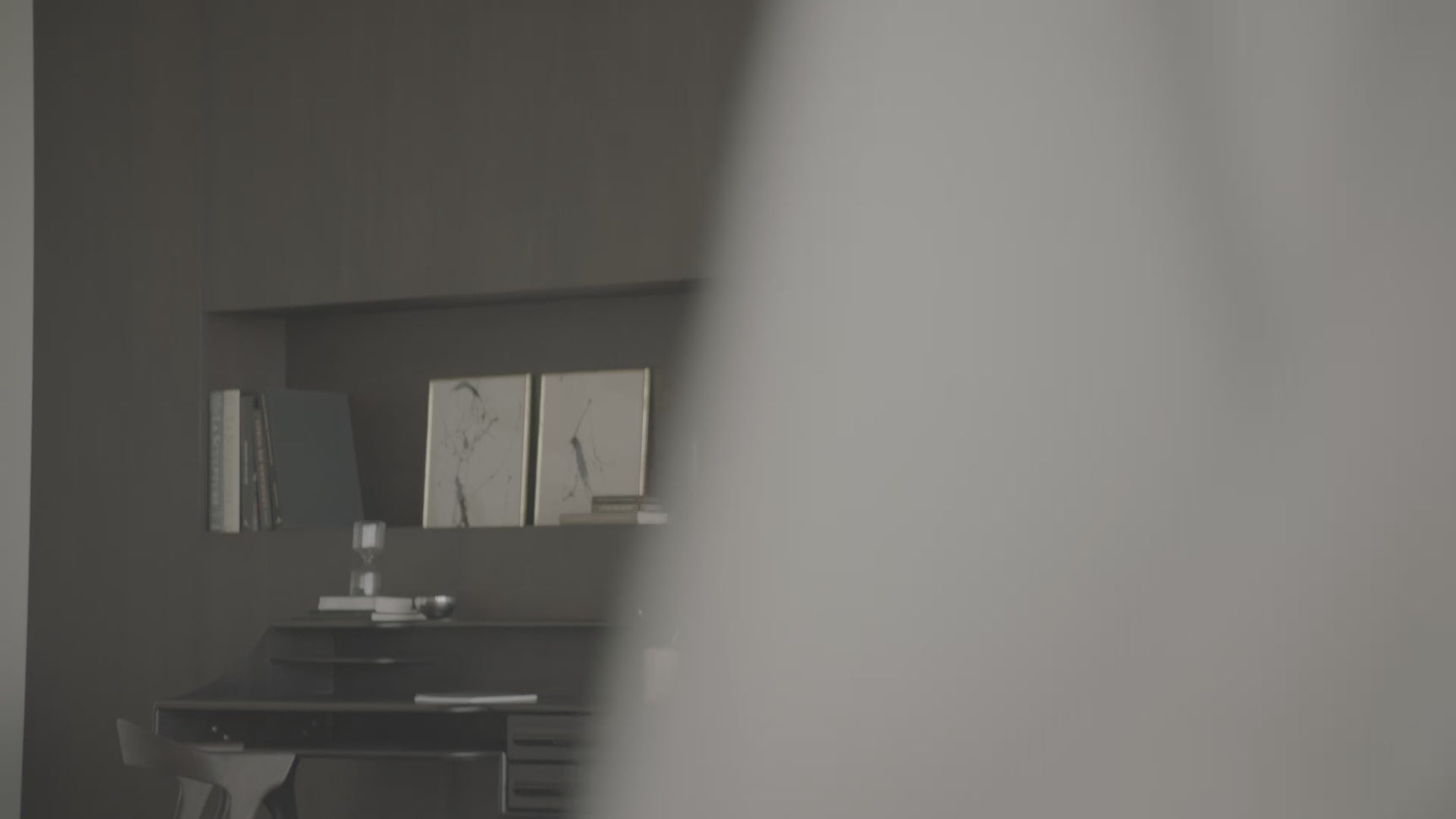 Varnished Mahogany Desk | Ethnicraft Flow | Oroa.com