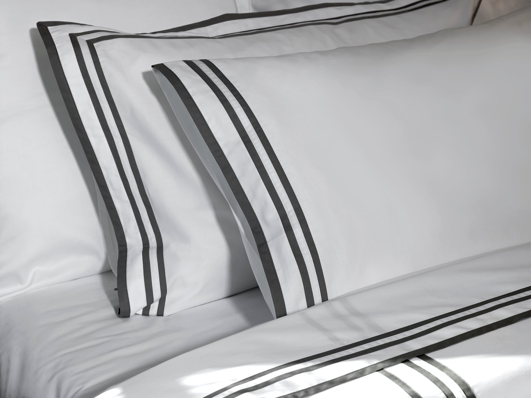 430TC Sateen Striped Pillowcase Set | Amalia Home Sonata  | Oroa.com