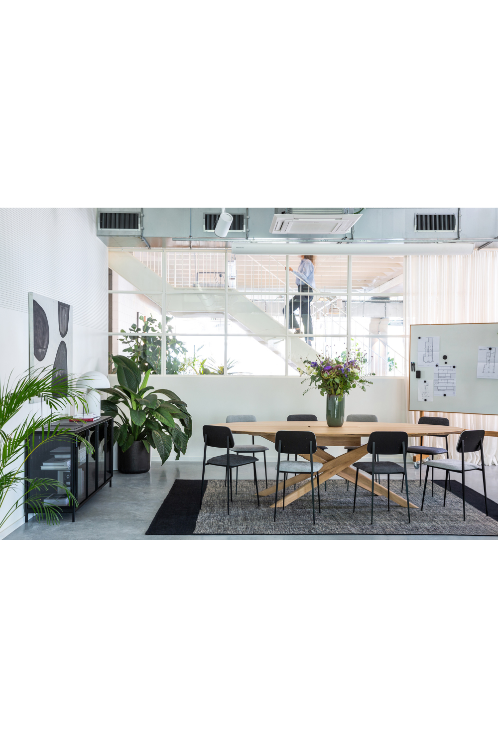 Oak Oval Meeting Table | Ethnicraft Mikado | OROA.COM