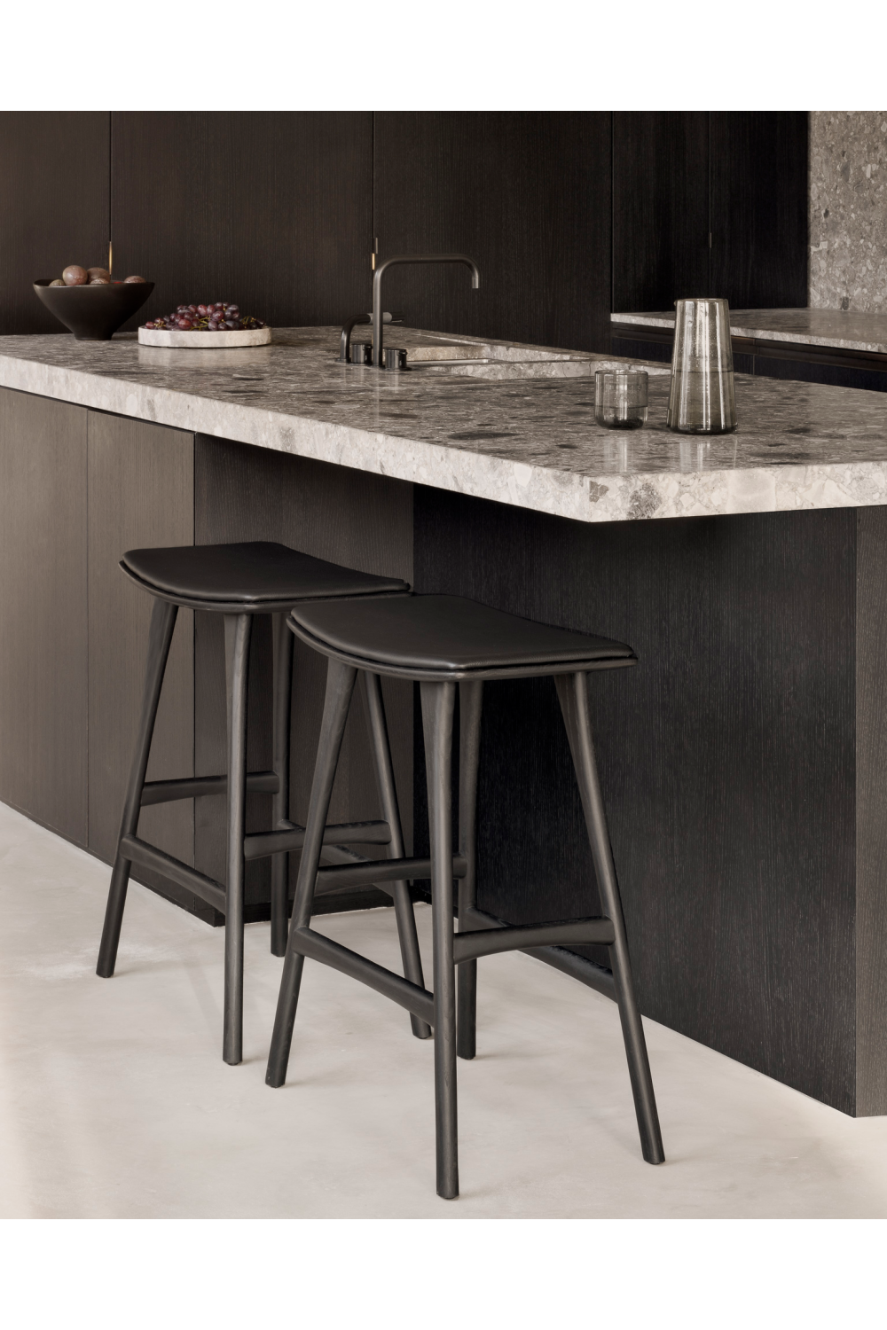 Classic Black Oak Counter Stool | Ethnicraft Osso | Oroa.com